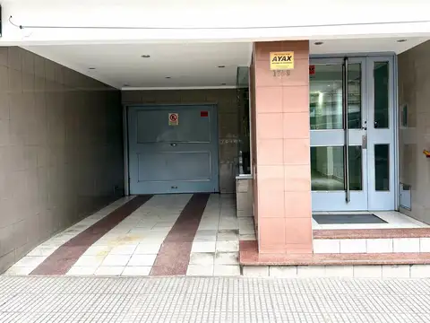 Departamento de dos ambientes con cocina independiente.