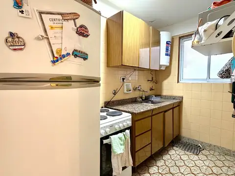 Departamento de dos ambientes con cocina independiente.