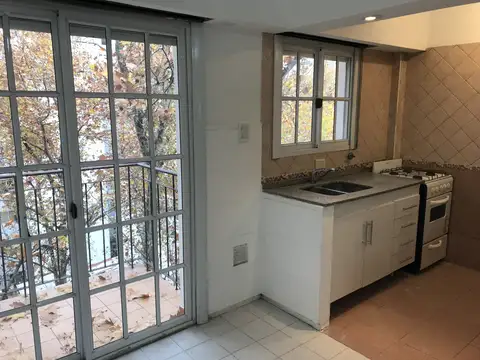 Vendo Excelente SEMIPISO 2 ambientes al frente con balcón y lavadero. Apto profesional.