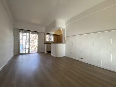 Vendo Excelente SEMIPISO 2 ambientes al frente con balcón y lavadero. Apto profesional.