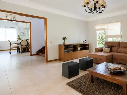 Casa 8 ambientes con 4 baños