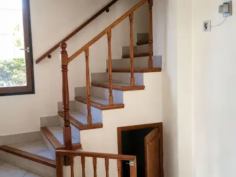 Casa en Alquiler con 2 cocheras