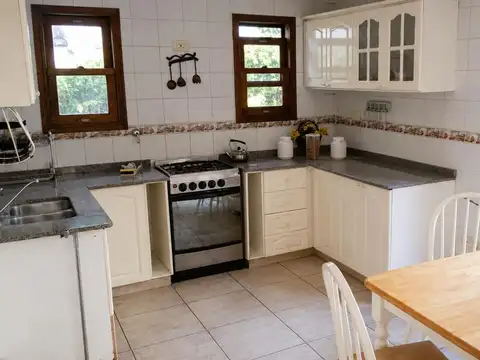 Casa en Alquiler con 2 cocheras