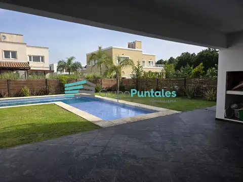 Casa de 300 mts2 con gran piscina y riego automático en Barrio Lagos de Canning, con muy poco uso