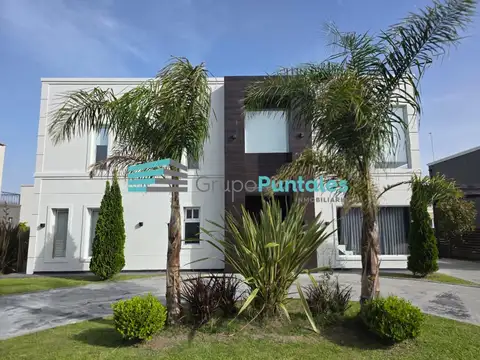 Casa de 300 mts2 con gran piscina y riego automático en Barrio Lagos de Canning, con muy poco uso