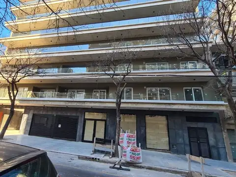 ALQUILER IMPONENTE LOCAL COMERCIAL  CON PATIO 