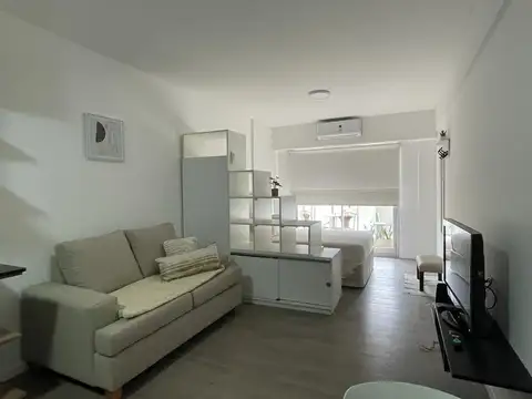 Av Regimiento Patricios 200 entre Gualeguay y Tomás Liberti