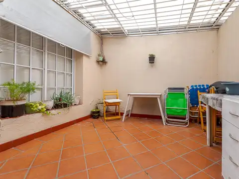 CASA DE PASILLO CON PATIO Y TERRAZA EXCLUSIVA EN ABASTO