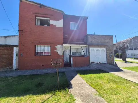 VENTA CASA MULTIFAMILIAR  DE TRES AMBIENTES EN WILDE ESTE