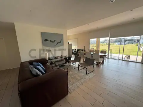 VENTA CASA 4 AMBIENTES CON PILETA SANTA ISABEL 2