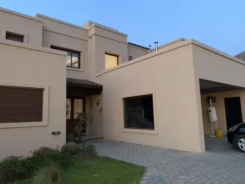 Casa en Venta de 4 Dormitorio  en Rosario - Golf Country Club