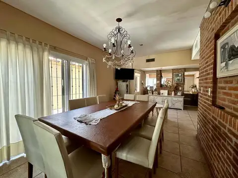 Casa 6 ambientes con 2 baños