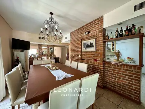 Casa en Venta con 3 cocheras
