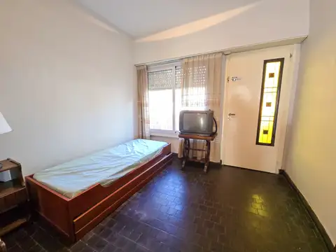 Dúplex 4 amb. con patio y e/ para vehículo - French y Funes