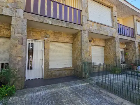 Dúplex 4 amb. con patio y e/ para vehículo - French y Funes