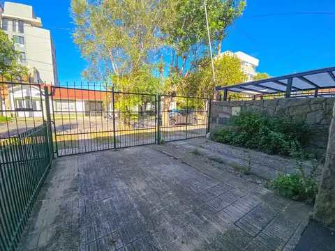 Dúplex 4 amb. con patio y e/ para vehículo - French y Funes