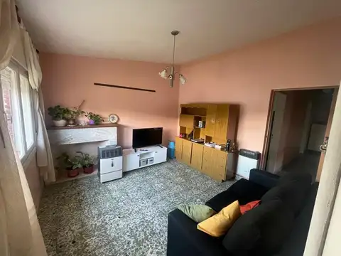 Casa 7 ambientes con 2 baños