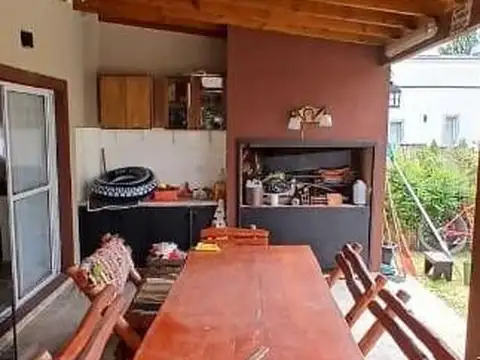 Casa 4 ambientes con 2 baños