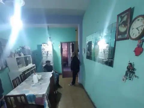 AMPLIO TERRENO CON TRES UNIDADES