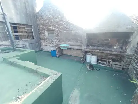 AMPLIO TERRENO CON TRES UNIDADES