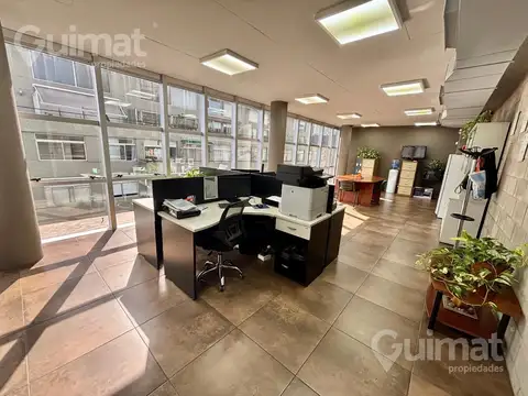 Oficina 25 ambientes con 11 baños