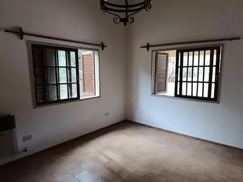 Casa en Alquiler con 3 cocheras