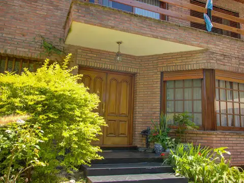 Casa 8 ambientes con 4 baños