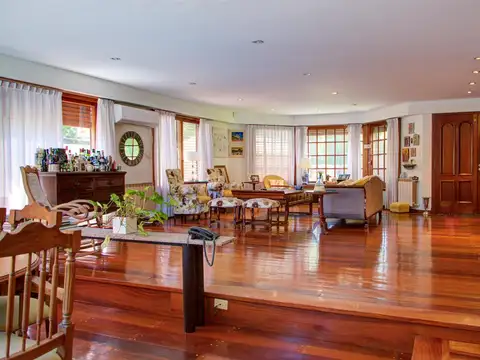 Casa en Venta con 2 cocheras