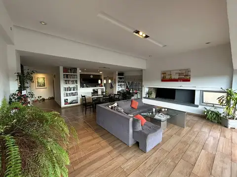 Casa 8 ambientes con 3 baños