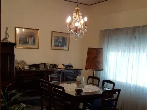 Casa en venta - 2 Dormitorios 2 Baños - 200Mts2 - Liniers