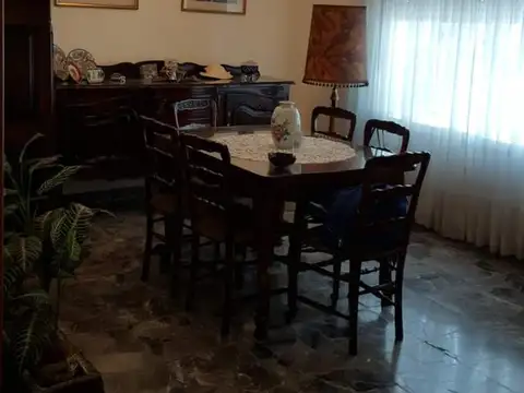 Casa en venta - 2 Dormitorios 2 Baños - 200Mts2 - Liniers