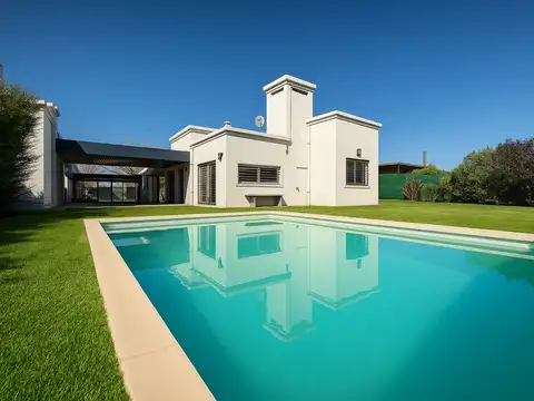 Casa en venta de 2 dormitorios con pileta y parrillero, Roldan 