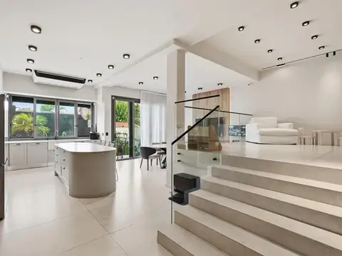 Casa en Venta con 3 cocheras