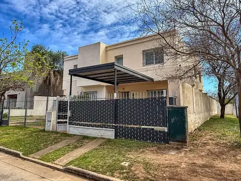 Dúplex en venta 3 dorm con patio y asador, apto crédito, Jardines del Jockey