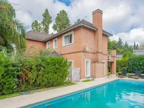 Casa en Alquiler con 2 cocheras