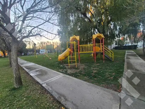Depto Tipo Casa en Alquiler con 1 cocheras