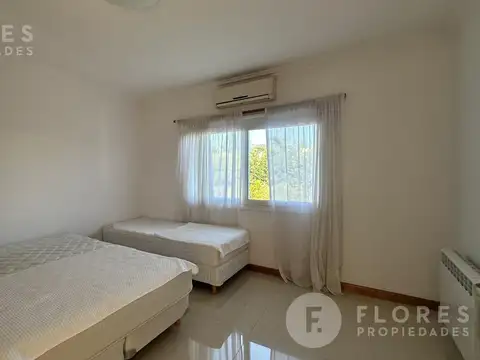 Casa en Alquiler con 2 cocheras