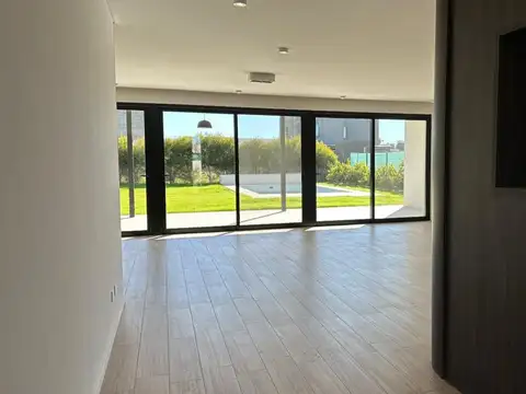 Casa 6 ambientes con 5 baños