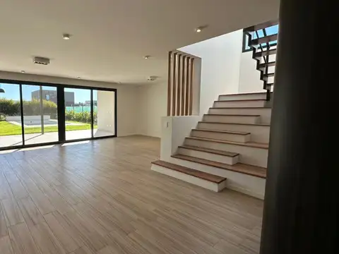 Casa 6 ambientes con 5 baños