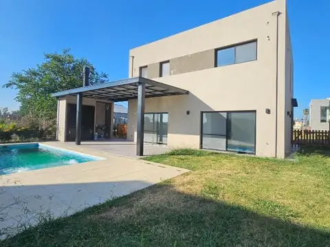 Casa 2 plantas con Pileta en Santo Tomas