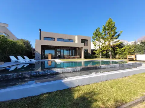 Casa en Venta con 3 cocheras
