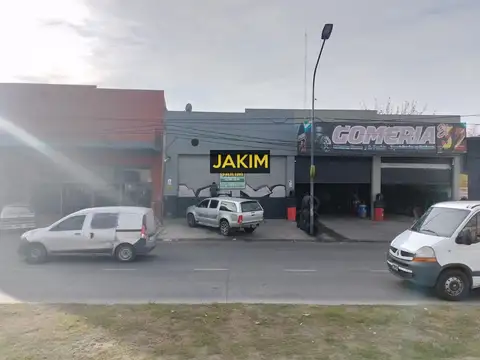 Galpon sobre Ruta 8 con excelente ubicación por su cercanía a los accesos. 