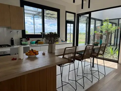 Casa 5 ambientes con 4 baños