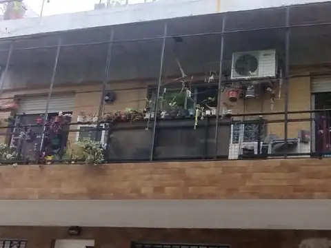 VENDO PH AL FRENTE DESARROLLADO EN 2 PLANTAS 1° PISO Y 2 ° PISO " IDEAL 2 FAMILIAS"  BALCON TERRAZA