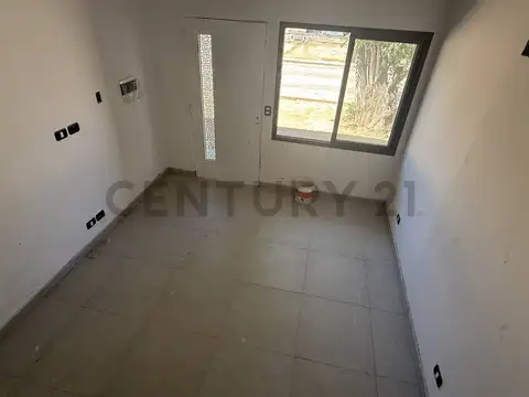 VENTA CASA DÚPLEX CON COCHERA Y PATIO – toma permuta menor valor o financia-INVERSIONISTA