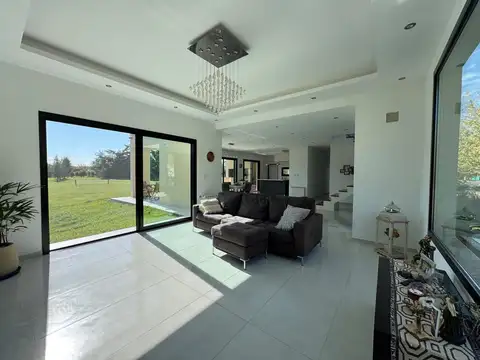 Casa en Venta con 3 cocheras