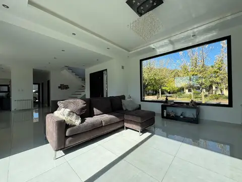 Casa 4 ambientes con 4 baños