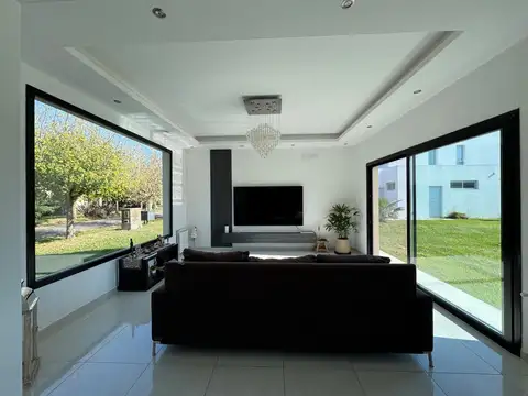 CASA MINIMALISTA EN VENTA EN HARAS SAN PABLO CLUB DE CAMPO