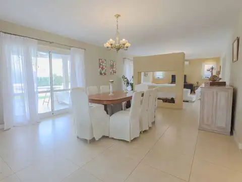 CASA HARAS SANTA MARÍA  IMPECABLE EN CU DE SAC