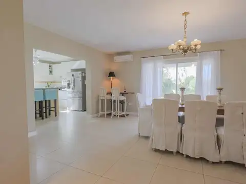 Casa 5 ambientes con 4 baños